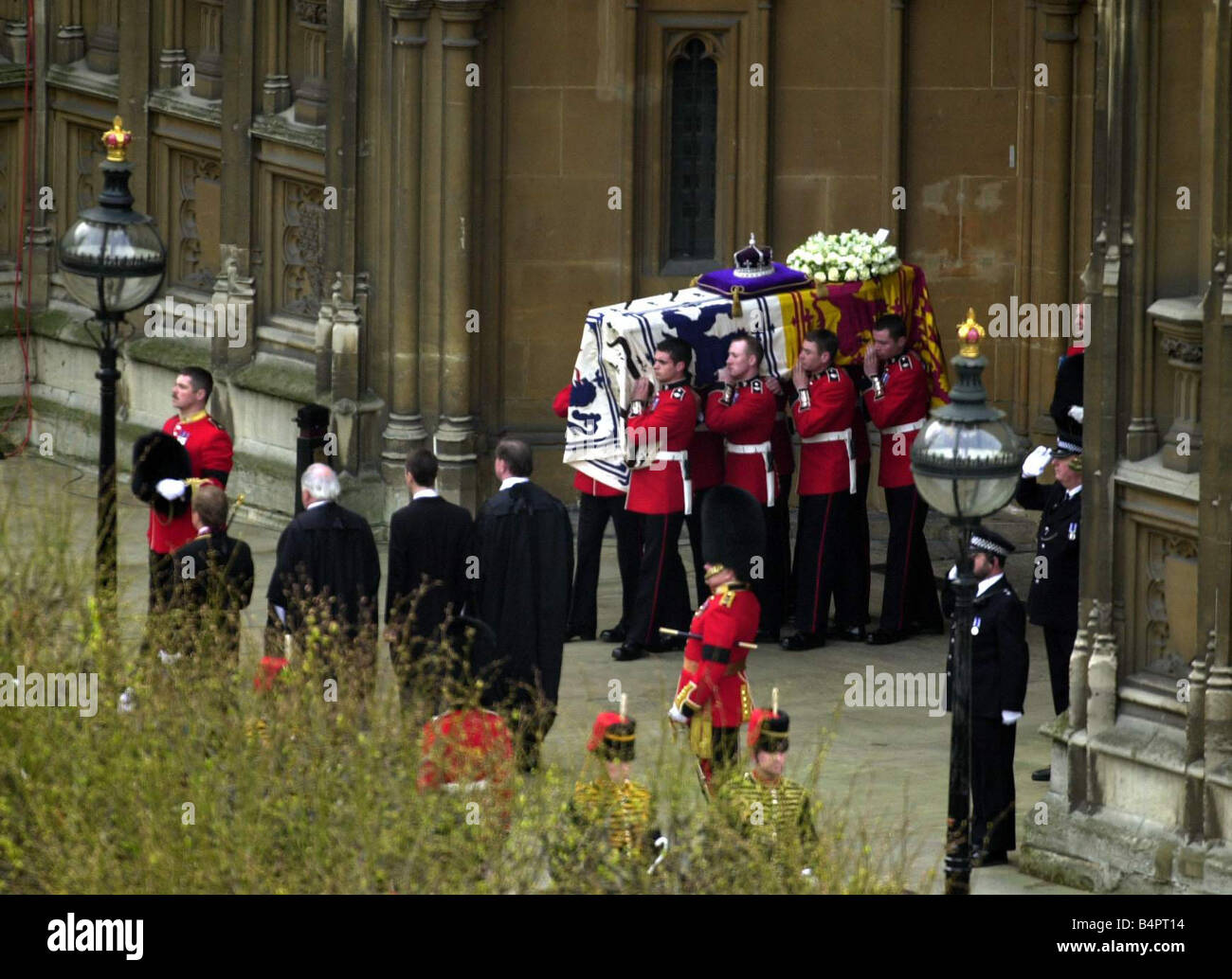 Königsmutter Beerdigung April 2002 The Queen Mother s Beerdigung vom Dach des Finanzministeriums Gebäude Parlament Square The Queen Mother s Körper verlassen die Westminster Hall Stockfoto