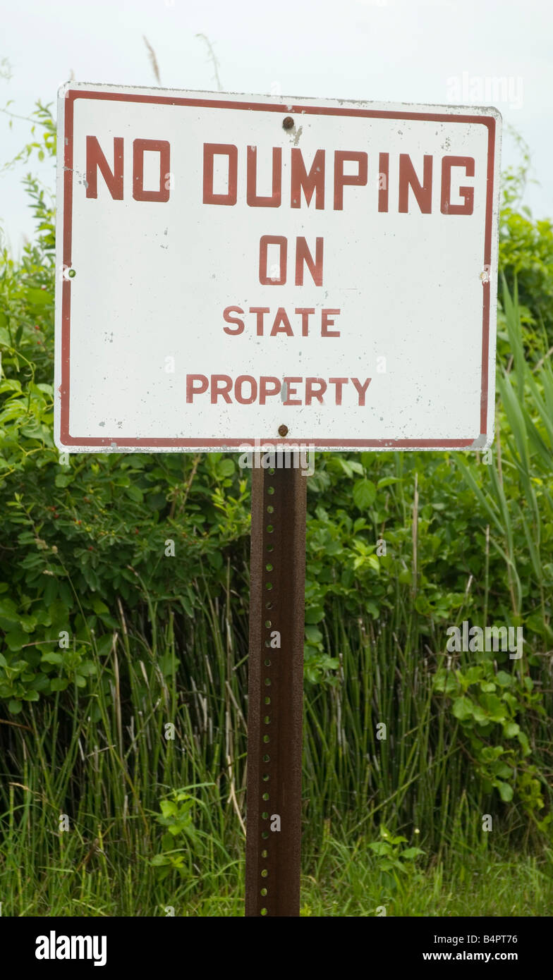 Ein Schild warnt gegen das littering auf staatliches Eigentum in der Nähe der Docks der Fischereiflotte Commvercial unter Punkt Judith Rhode Island Stockfoto