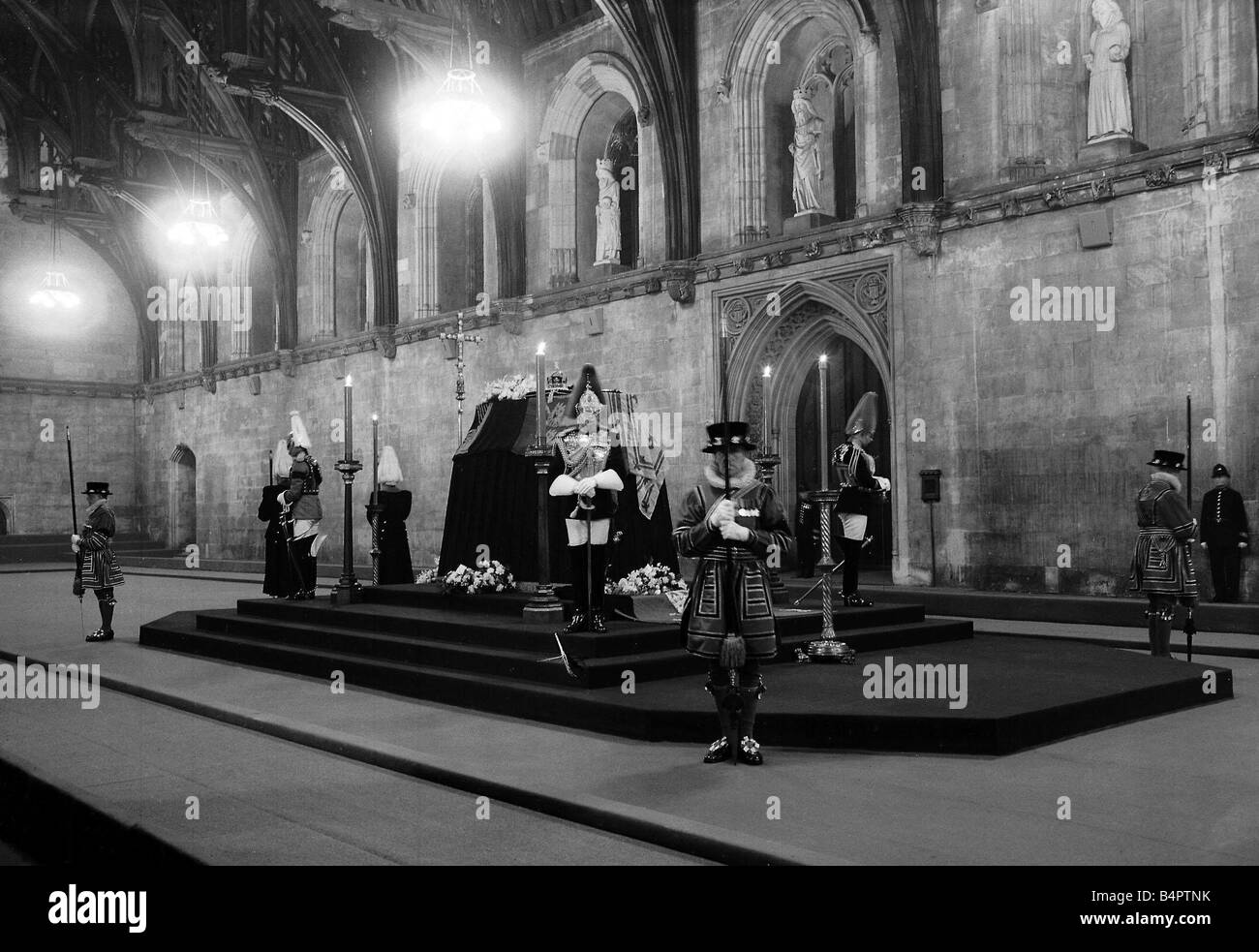 König George VI Tod Staatsbegräbnis Februar 1952 Verlegung im Zustand in Westminster Hall in London Stockfoto
