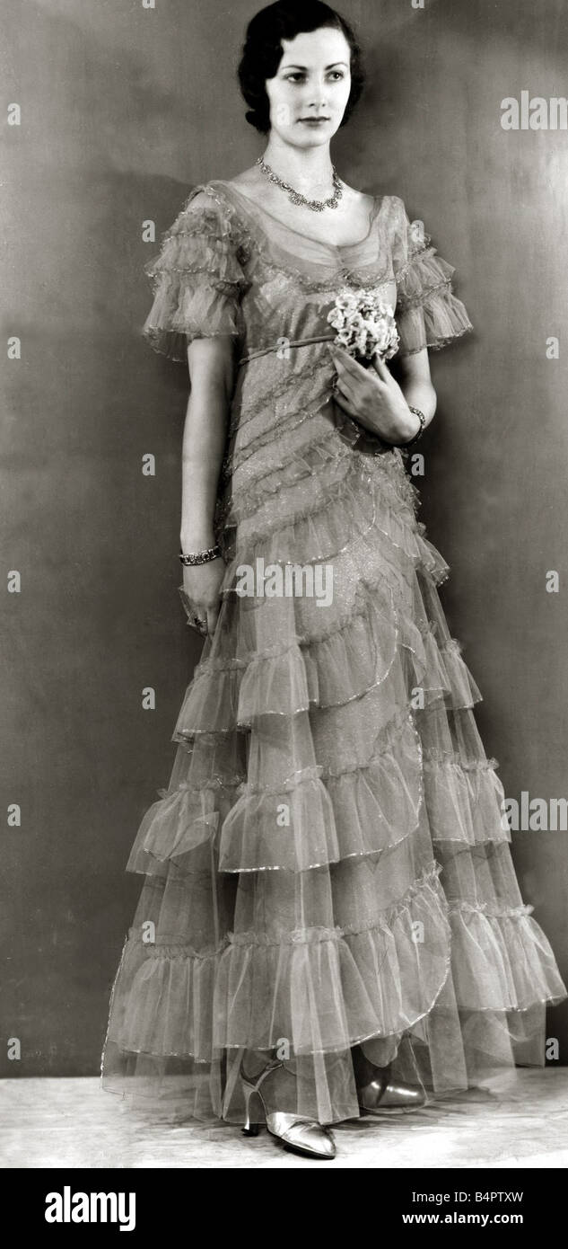 Mode Abendkleid Februar 1932 Revelle Debütantin s Kleid der Liebe im Nebel Devonshire Seide net Stockfoto