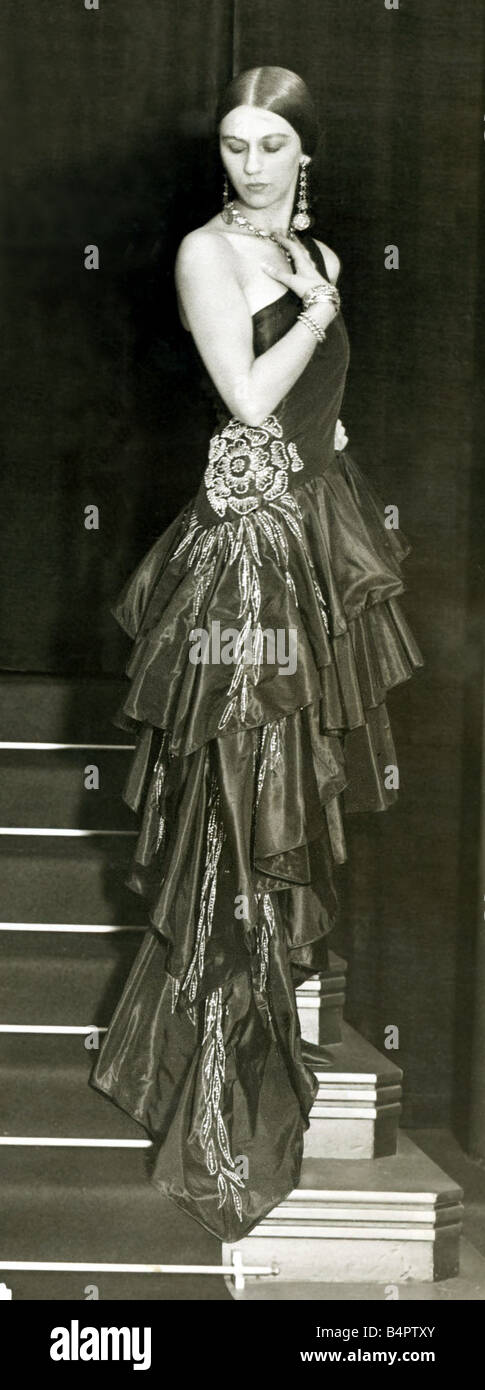 Mode Abendkleid Oktober 1928 schwarz Taft Kleid mit besticktem Diamante  Stockfotografie - Alamy