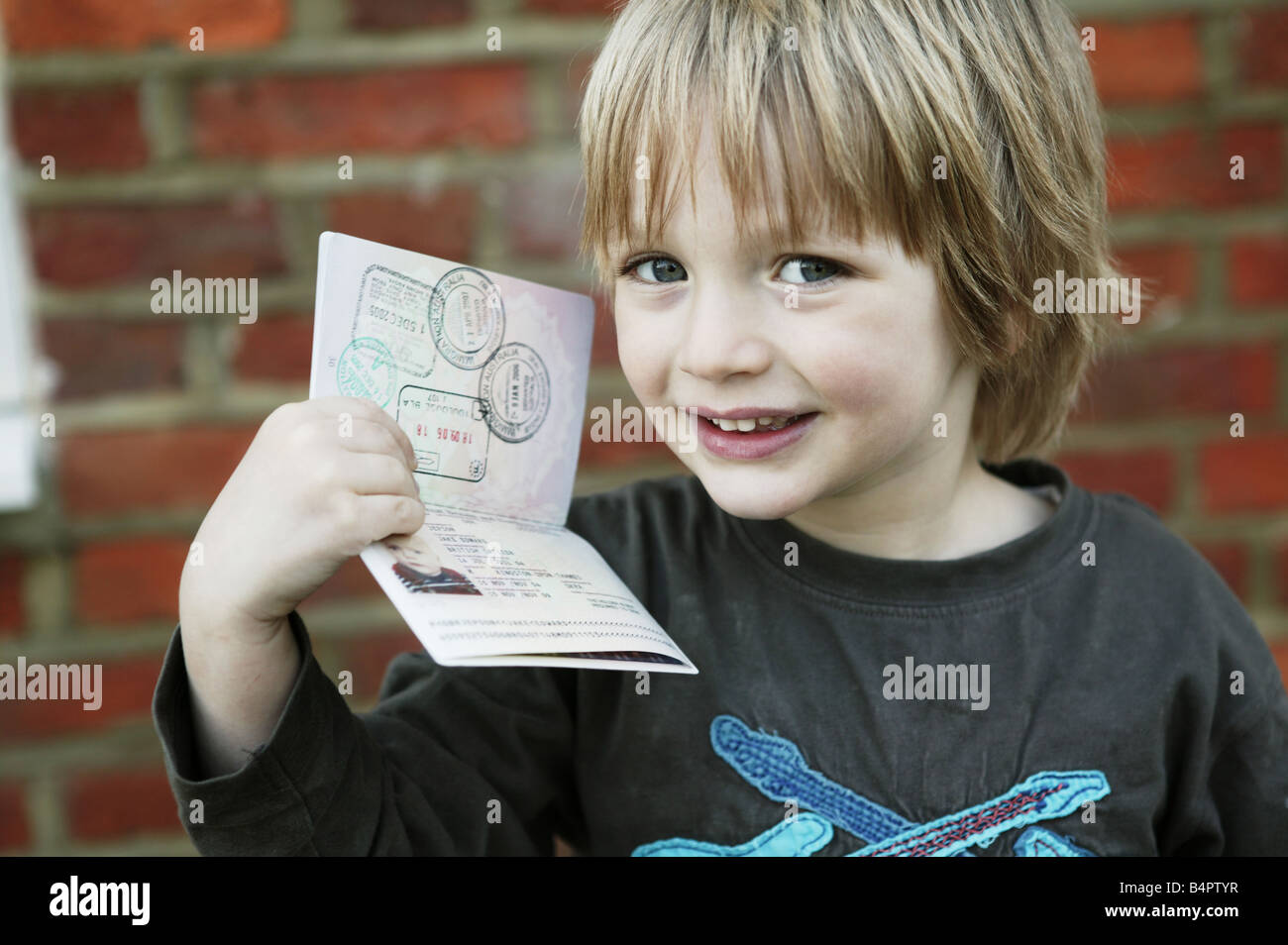 Kind mit britischen Pass Stockfoto