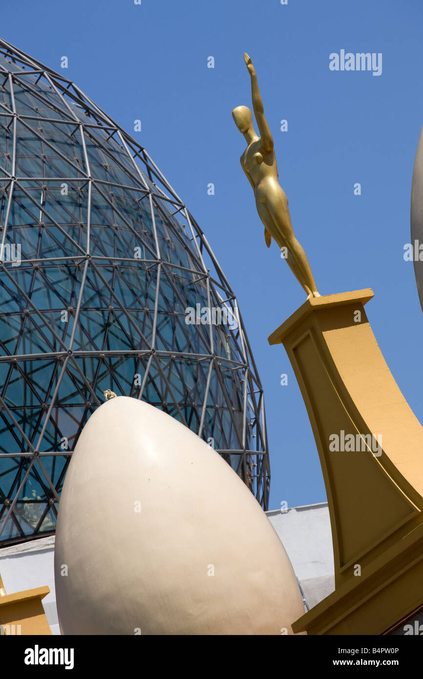 Gewölbtes Glas Dach und Statue Detail von Dali Museum in Figueres, Spanien Stockfoto