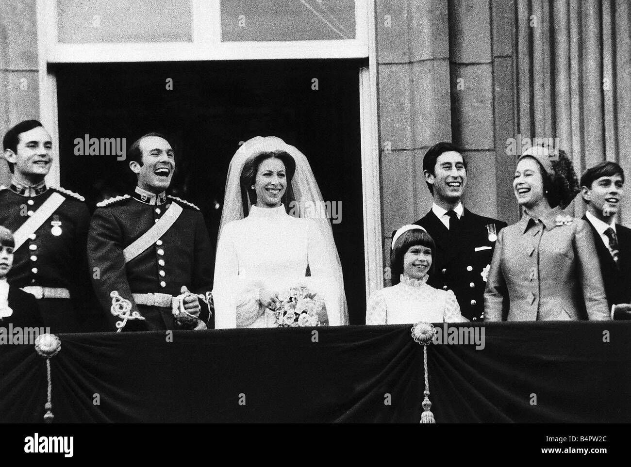 Queen Elizabeth mit Söhnen Prinz Charles Prince Andrew Nichte Lady Sarah Armstrong-Jones und auf dem Balkon des Buckingham Palace Stockfoto