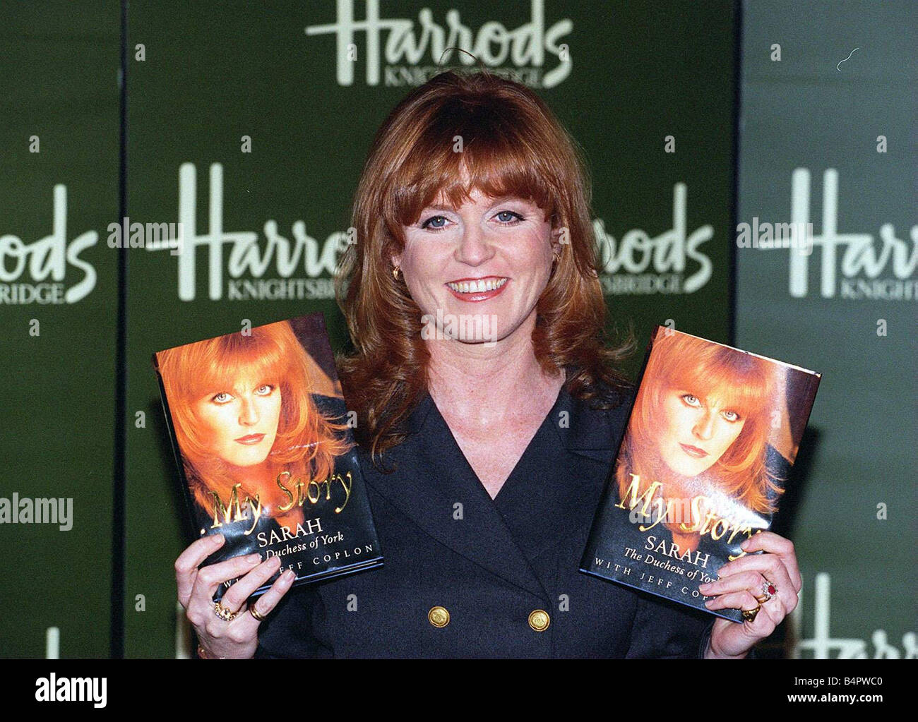 Die Duchess of York bei einer Vertragsunterzeichnung für ihr neues Buch namens My Story in Harrods November 1996 Stockfoto