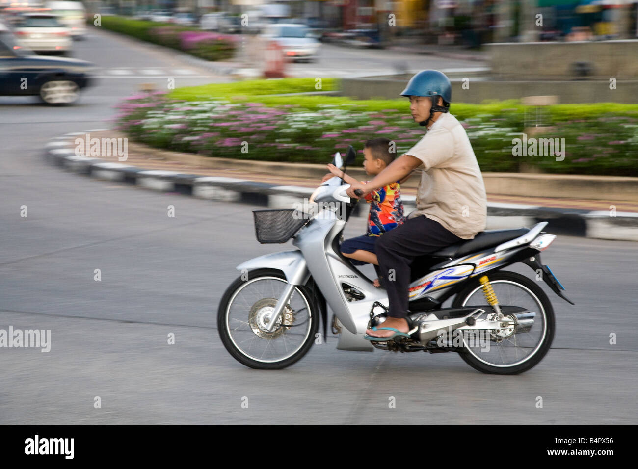 Thailand; Thailand Familie Motorrad reisendes Kind Fahrrad scooter Verkehr in Pattaya. Stockfoto