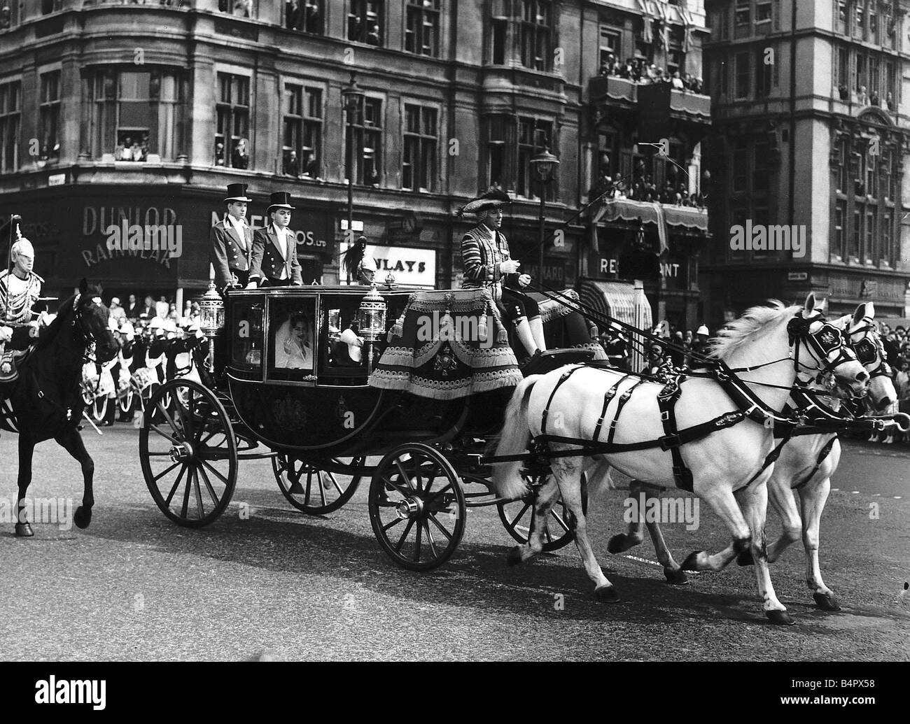 Prinzessin Margaret verheiratete Anthony Armstrong-Jones Mai 1960 als Beförderung Pässe von weißen Pferden gezogen Stockfoto