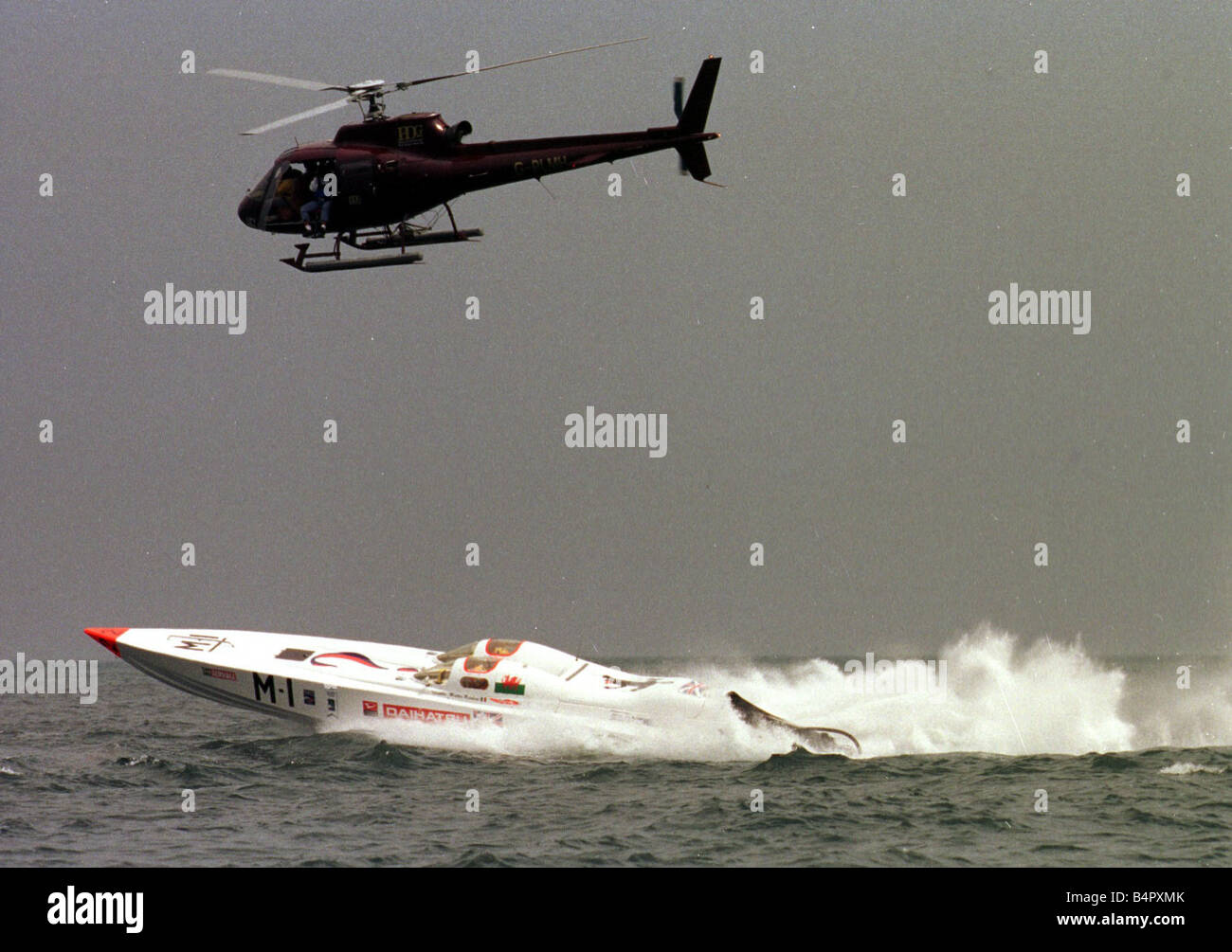 Smirnoff World Class 2 Powerboat Championships wurden Jun 1998 am Ufer des North Down Resort als Besucher und lokale verpackt gleichermaßen erwies sich das Powerboat Championships In beobachten die Boote sieben im Rennen mit einer Durchschnittsgeschwindigkeit von über 92 km/h ein Hubschrauber den Fortschritt des World Champion Ken Thorne, die es geschafft runden folgt, trotz einer Navigationsstörung zweite kommen Stockfoto