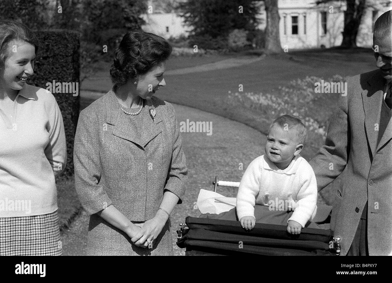 Eine neugierige Baby Prince Edward setzt sich in seinem Kinderwagen zu einen besseren Überblick über alle Fotografen, die an Foto, die ihn als Mitglied der königlichen Familie bedeutete gewandt hatte, dass der junge Prinz ziemlich schnell an den Kameras gewöhnen musste, aber er sicherlich einen guten Start hatte Stockfoto