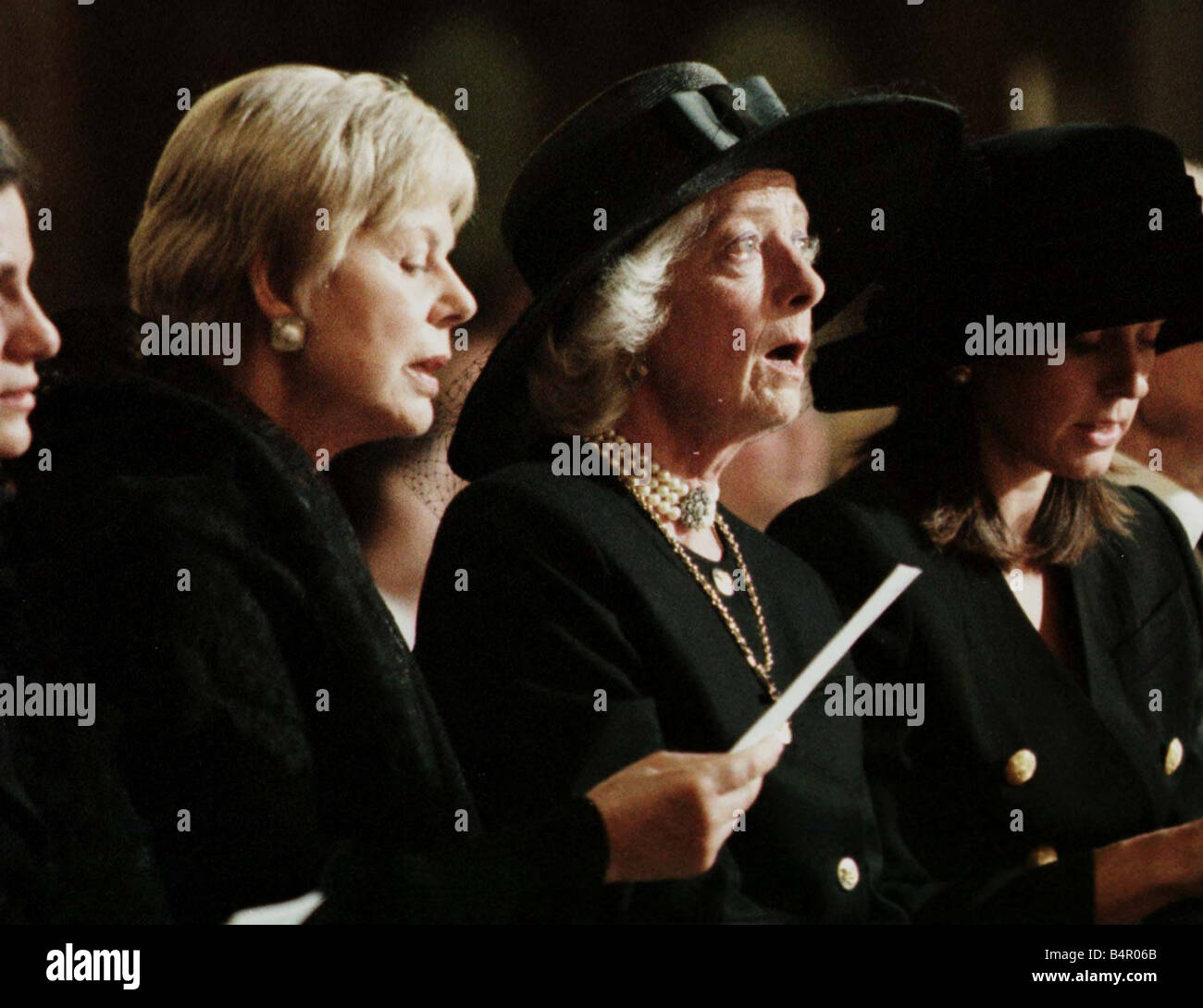 Prinzessin Diana Tod 31. august 1997 Herzogin von Kent nach der Übergabe Gewebe Frances Shand Kydd Mutter von Prinzessin Diana an der Messe in der Westminster Kathedrale Requiem Masse statt Nacht vor der Beerdigung Stockfoto