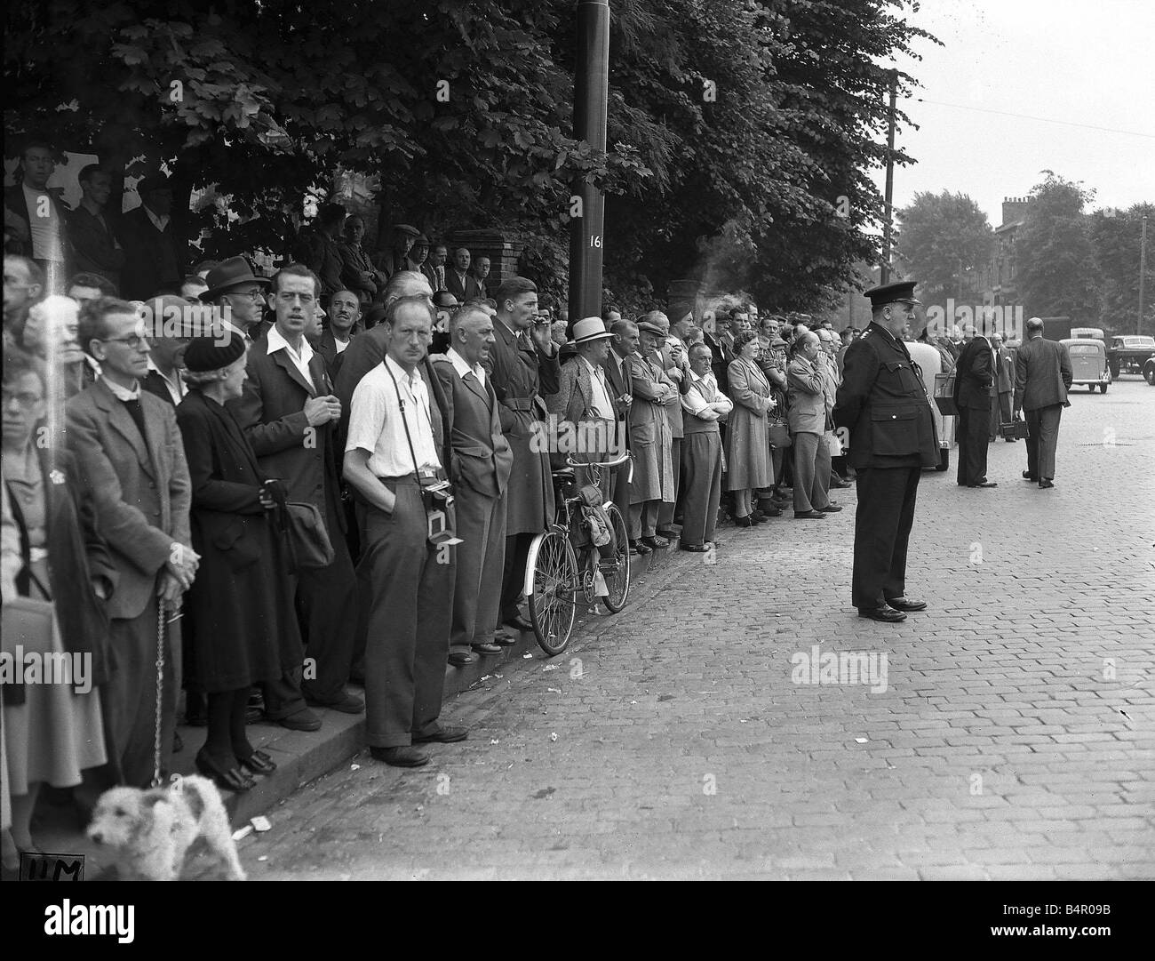 Menschenmassen vor dem Eingang in das Gefängnis, wo Ruth Ellis ist am Tag der Hinrichtung 1955 gehängt werden Stockfoto