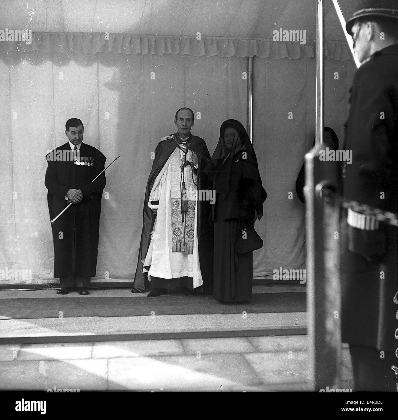 Die Königin-Mutter und The Dean of Windsor Februar 1952 in St. Georges Chapel für die Beerdigung von König George VI Stockfoto