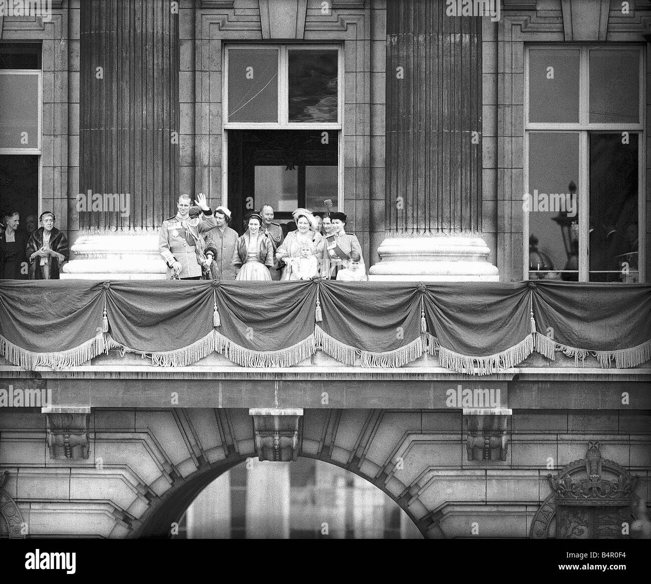 Königin-Mutter und Mitglieder der königlichen Familie grüßen Juni 1954 einschließlich Queen Elizabeth und Prinz Philip und Prinzessin Margaret die Massen vom Balkon des Buckingham Palace nach Trooping The Colour Stockfoto