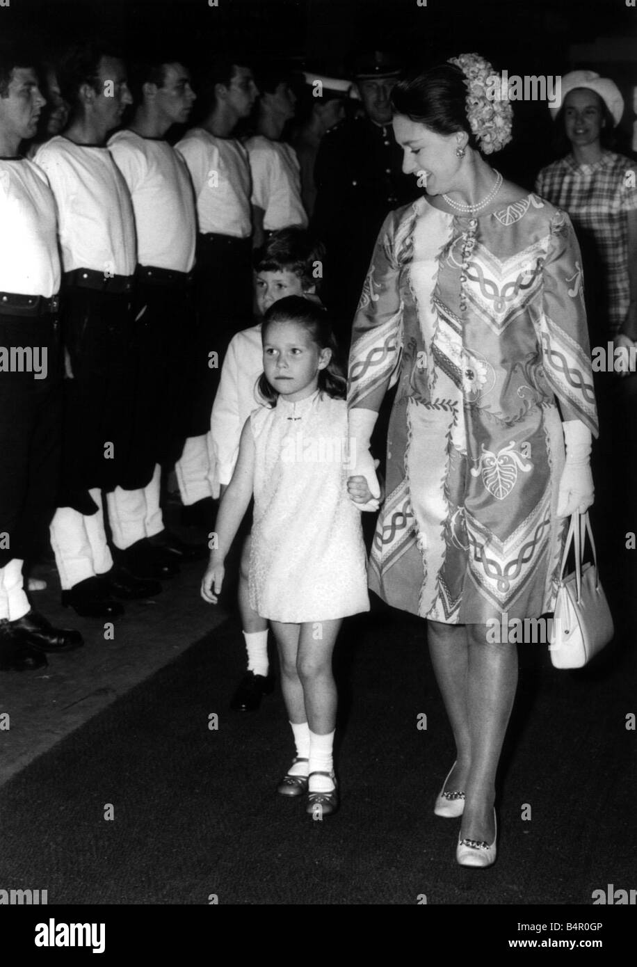 Prinzessin Margaret mit ihren Kindern Lady Sarah Armstrong-Jones und Lord Linley Ankunft im Earls Court für Royal Tattoo Stockfoto