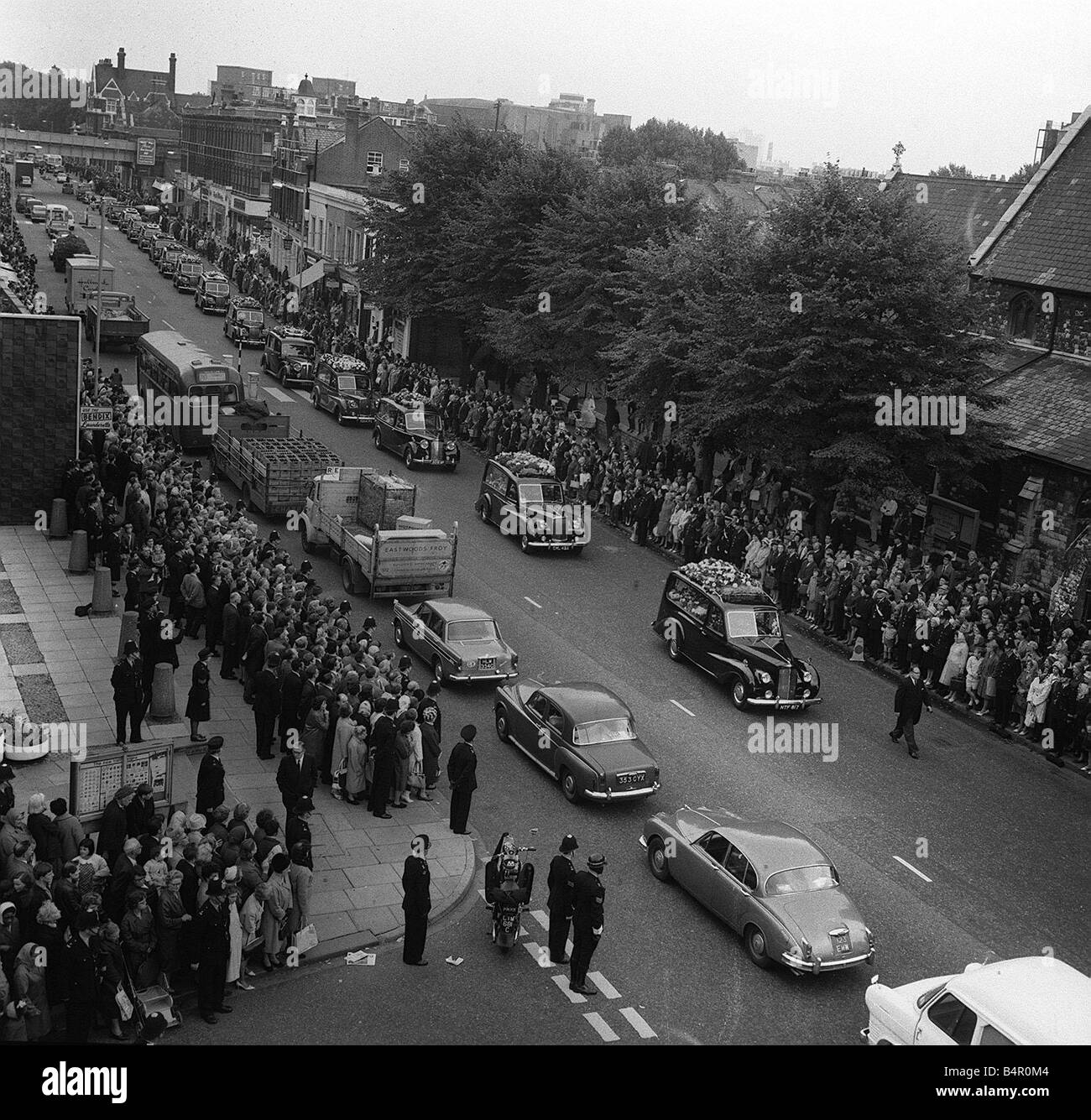 Beerdigung von 3 Schuss Polizist und Service bei Scotland Yard die Beerdigung der drei Polizisten Christopher Leiter David Wombwell und Geoffrey Fox, die erschossen wurden, nachdem sie versehentlich über eine geplante Flucht kam aus dem Gefängnis Wormwood Scrubs Die Beamten ein Auto folgten versuchen, wie es in Braybrook Street in Shepherd s Busch geworden, bewaffnete sprang aus dem Auto und eröffneten das Feuer töten Kopf und Wombwell zuerst vor Drehbeginn Fox durch die Windschutzscheibe des Polizeiautos zwei die Morde wurden Männer John Whitney und John Duddy angeklagt. Stockfoto