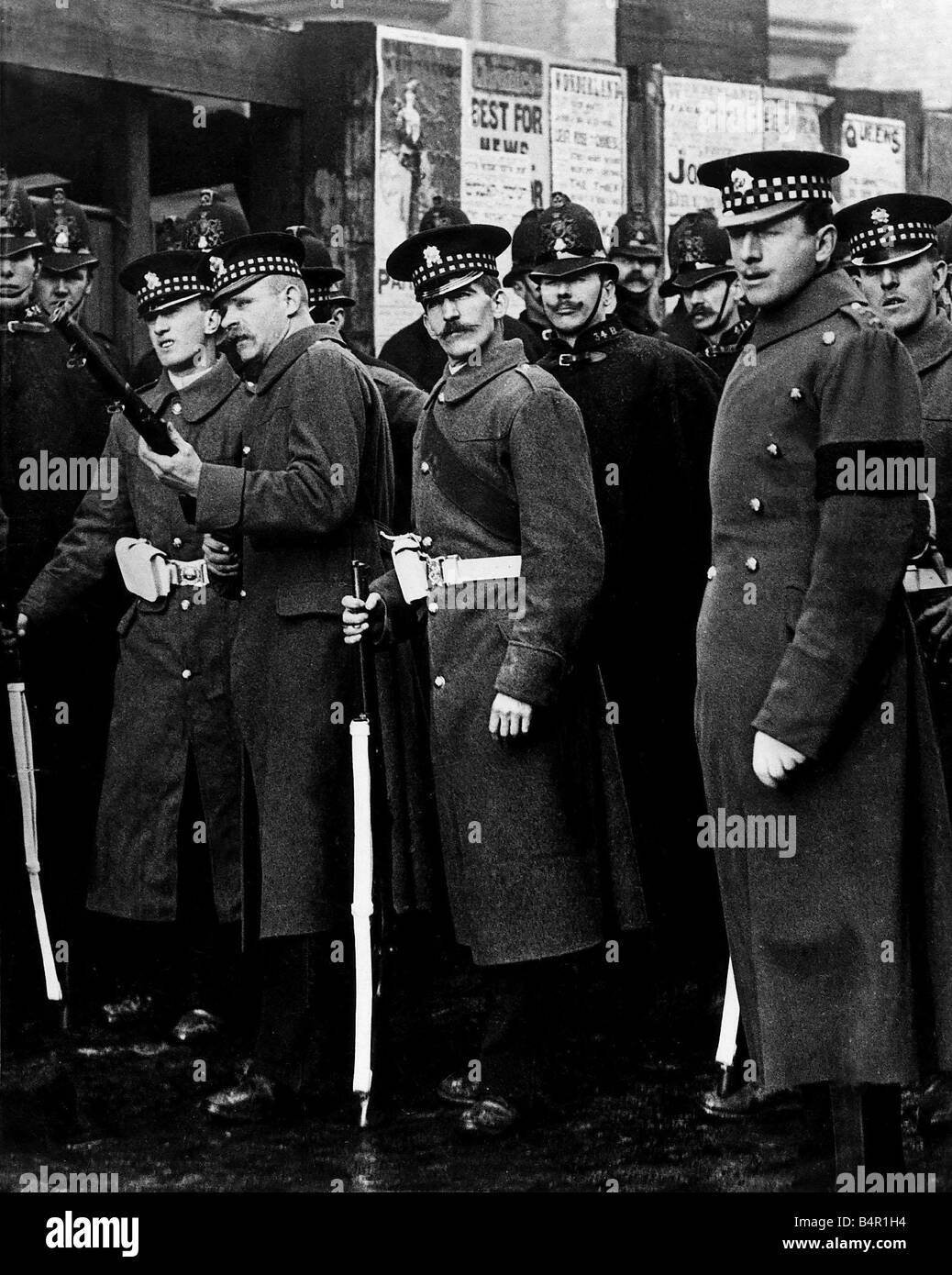 Sidney Street Belagerung 1911 Musketen Instructor Küche Gewehr bis Col Sergent Küken Zentrum Leutnant Ross tragen Armband 3. Januar 1911 Belagerung der Sidney Street Anarchisten werden von der Polizei in ein Haus in London s Ostende belagert Stockfoto
