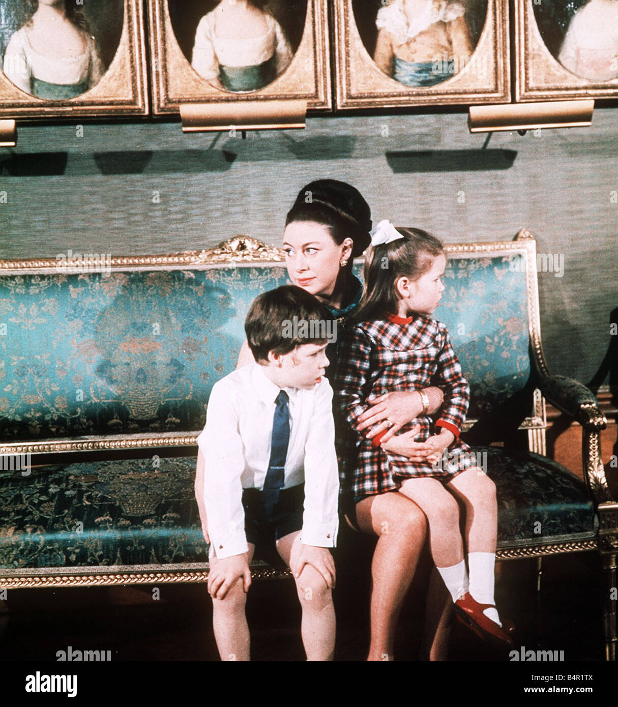 Prinzessin Margaret 1969 mit Kindern Viscount Linley und Lady Sarah Armstrong-Jones aus dem BBC-ITA-Film Stockfoto
