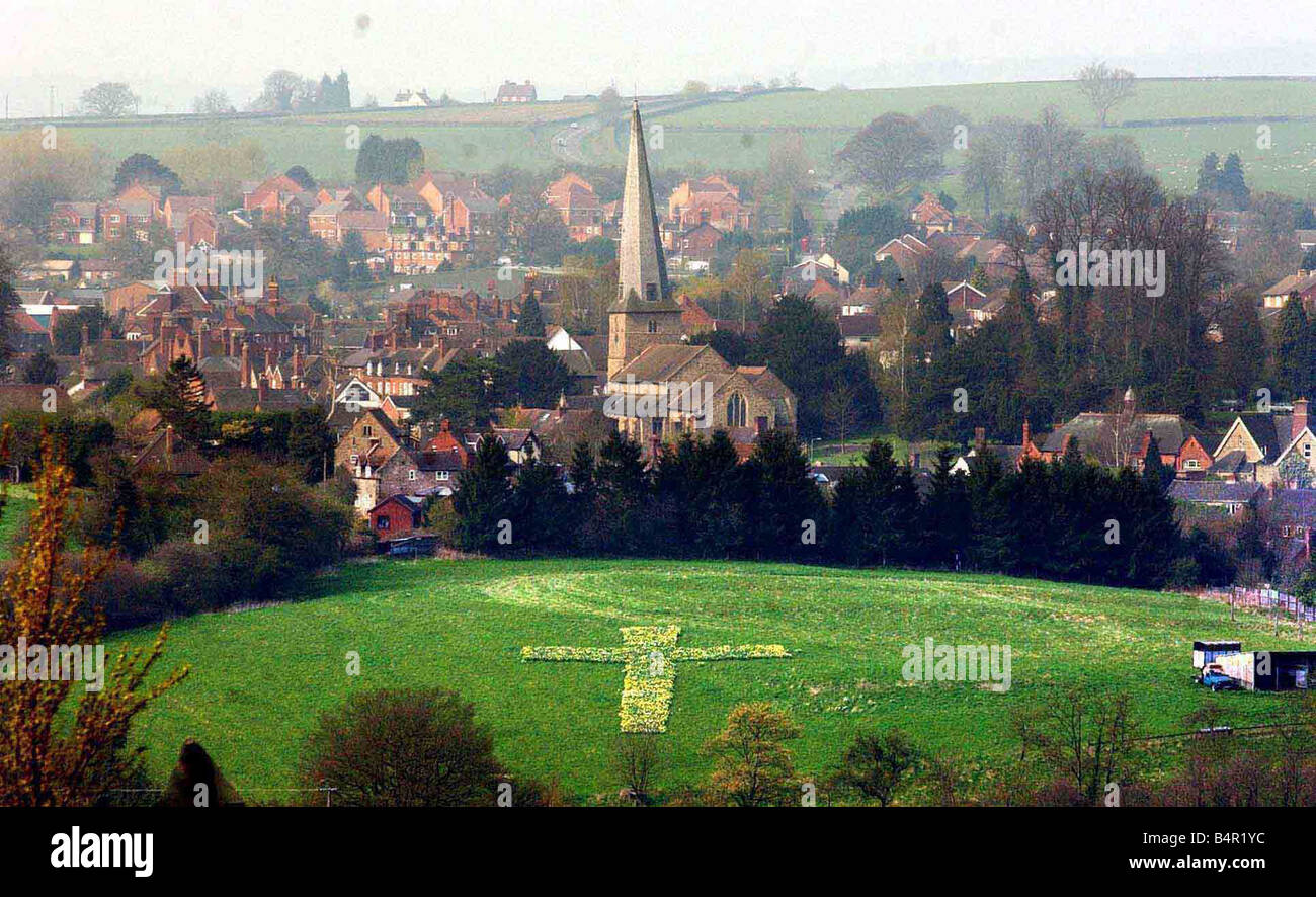 Ein Kreuz aus Narzissen auf einer Wiese unterhalb der Pfarrkirche in Cleobury Mortimer in Shropshire Stockfoto