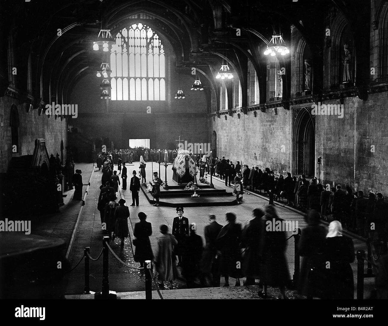 Queen Mary Lying im Zustand in Westminster Hall Passanten vorbei an den Sarg mit Yeomen Of The Guard und Herren stehend mit gesenkten Köpfen halten ihre ruhigen Wache rund um die Totenbahre Arms Stockfoto