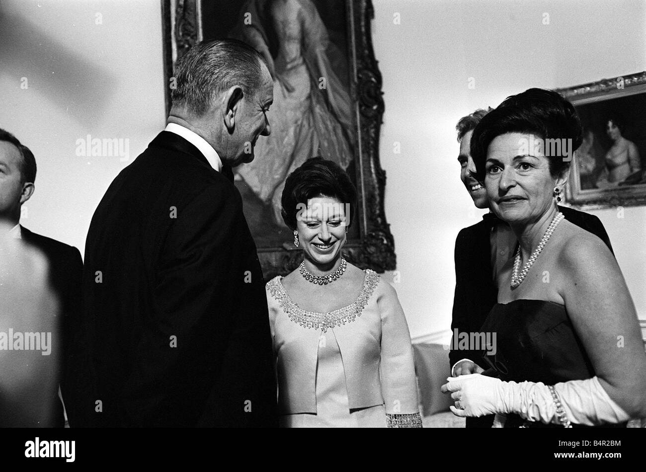 Prinzessin Margaret und Lord Snowdon November 1965 mit Präsident Lyndon B Johnson und seine Frau Ladybird Johnson bei einem Empfang im Weißen Haus in Washington USA Stockfoto