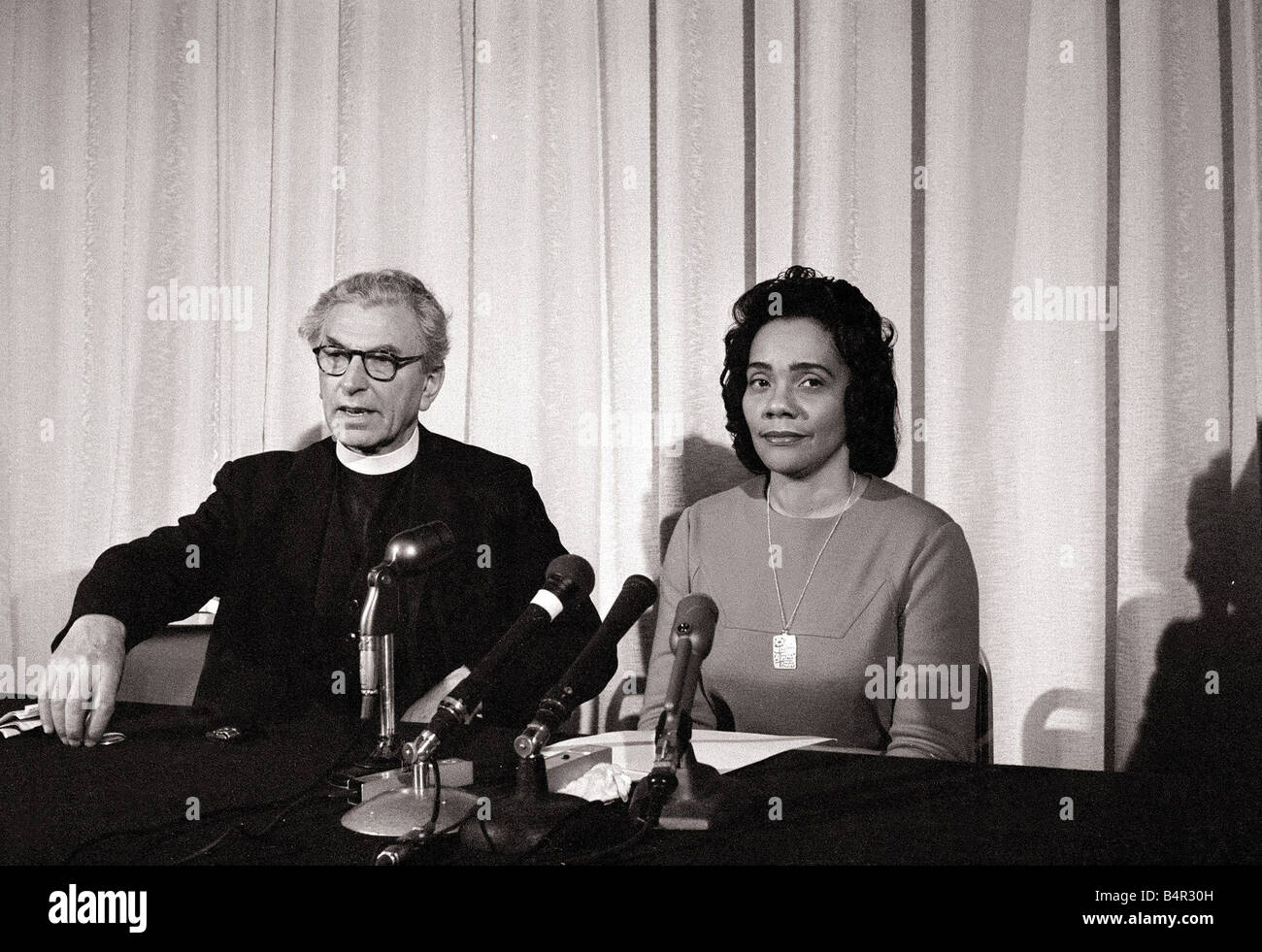 Frau Martin Luther King März 1969 mit Canon Collins aus St. Pauls bei der Pressekonferenz in London Stockfoto