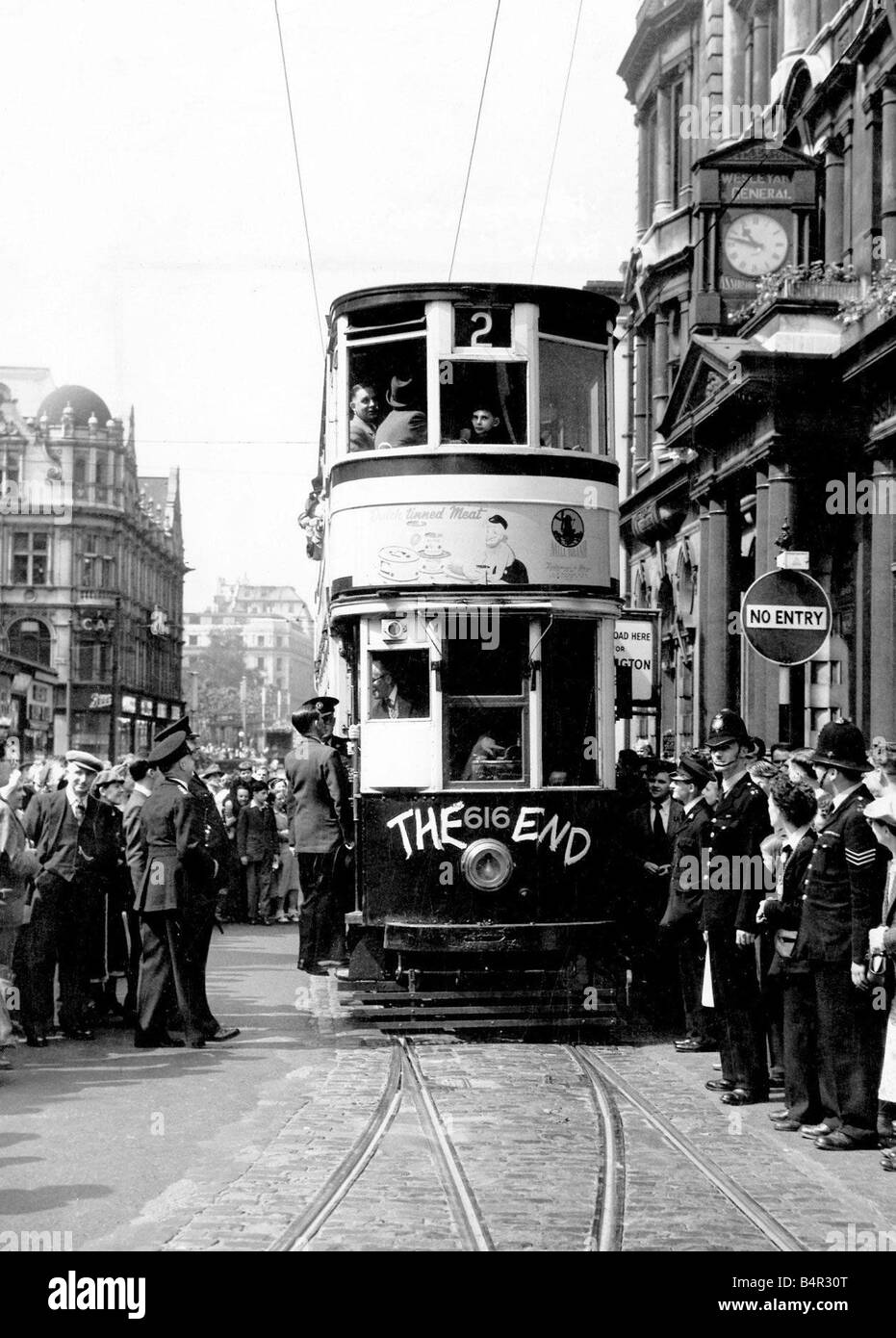 Menschenmassen erwies sich als die letzte Straßenbahn durch Birmingham City Centre in 1953 zu sehen Stockfoto