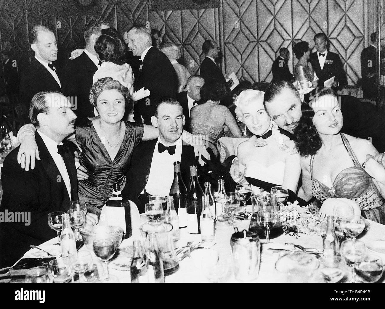 Kriminalität Mörderin Ruth Ellis, die für den Mord an ihrem geliebten David Blakely mit Freunden bei einer Dinnerparty gehängt wurde Stockfoto