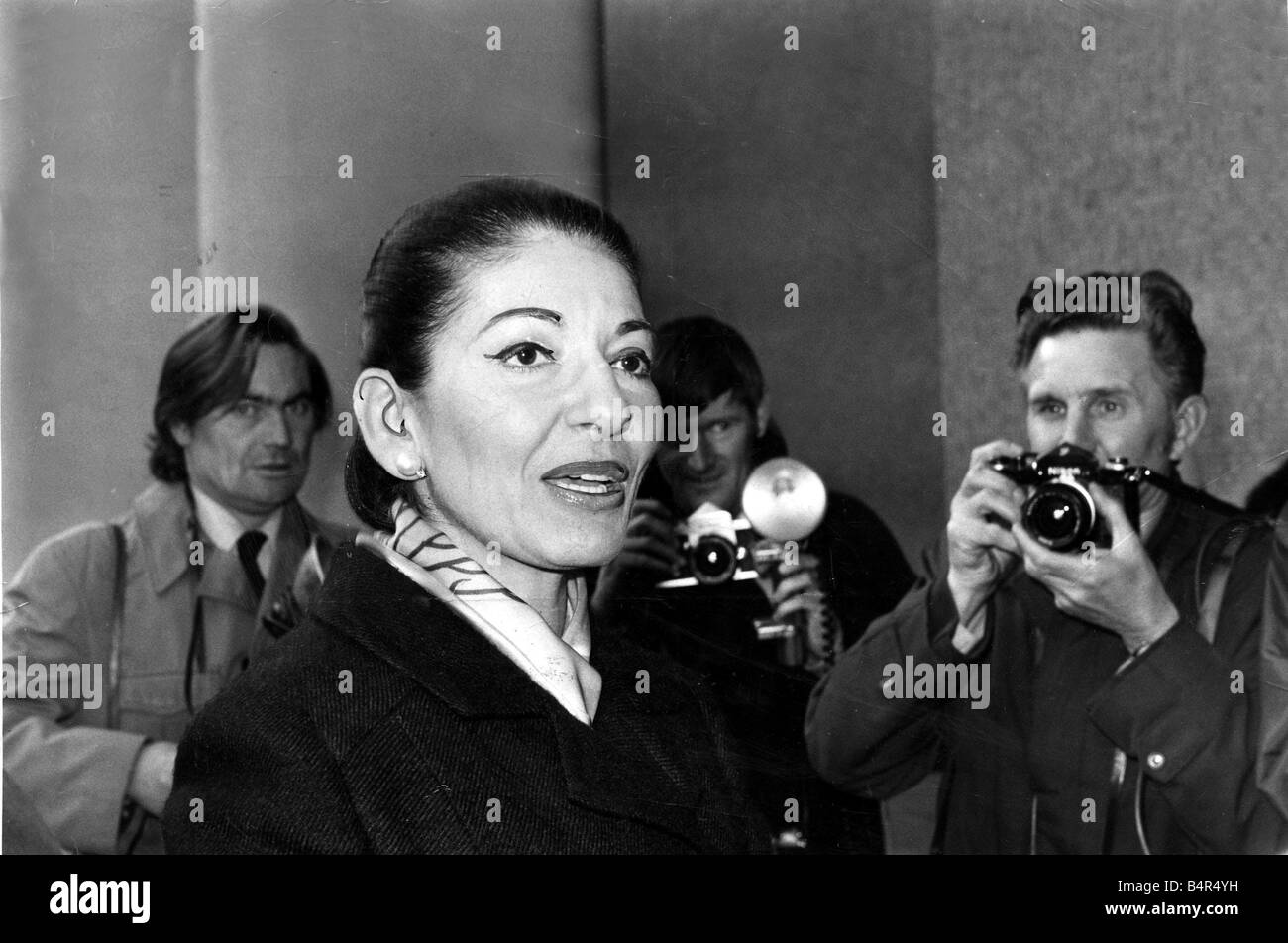 Maria Callas Maria Callas die turbulenten Sängerin aus Mailand, La Scala in der Royal Festival Hall ankommen, zu Nacht s Erwägungsgrund Wih für Proben Guiseppe Di Stefano She heute Abend und am 2. Dezember der zweiten Begründungserwägung erscheint s sein sollte, eine besonders glückliche für Callas es wird ihren 50. Geburtstag, die sie ursprünglich im Festspielhaus am 22. September, aber das gesungen haben, abgesagt wegen Augenleiden 26. November 1973 Stockfoto