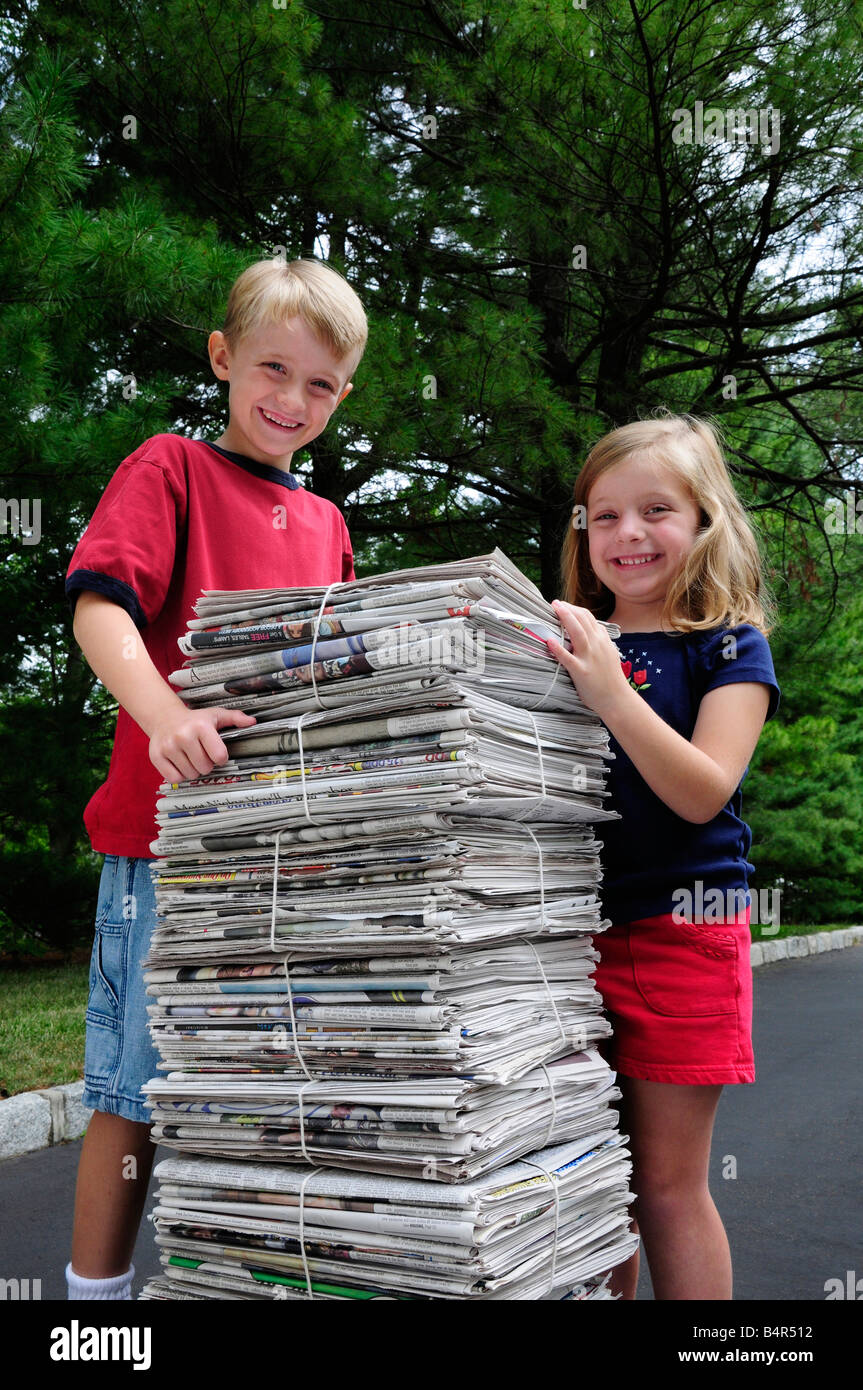 Kinder Stapeln Zeitungen für Papier-recycling Stockfoto