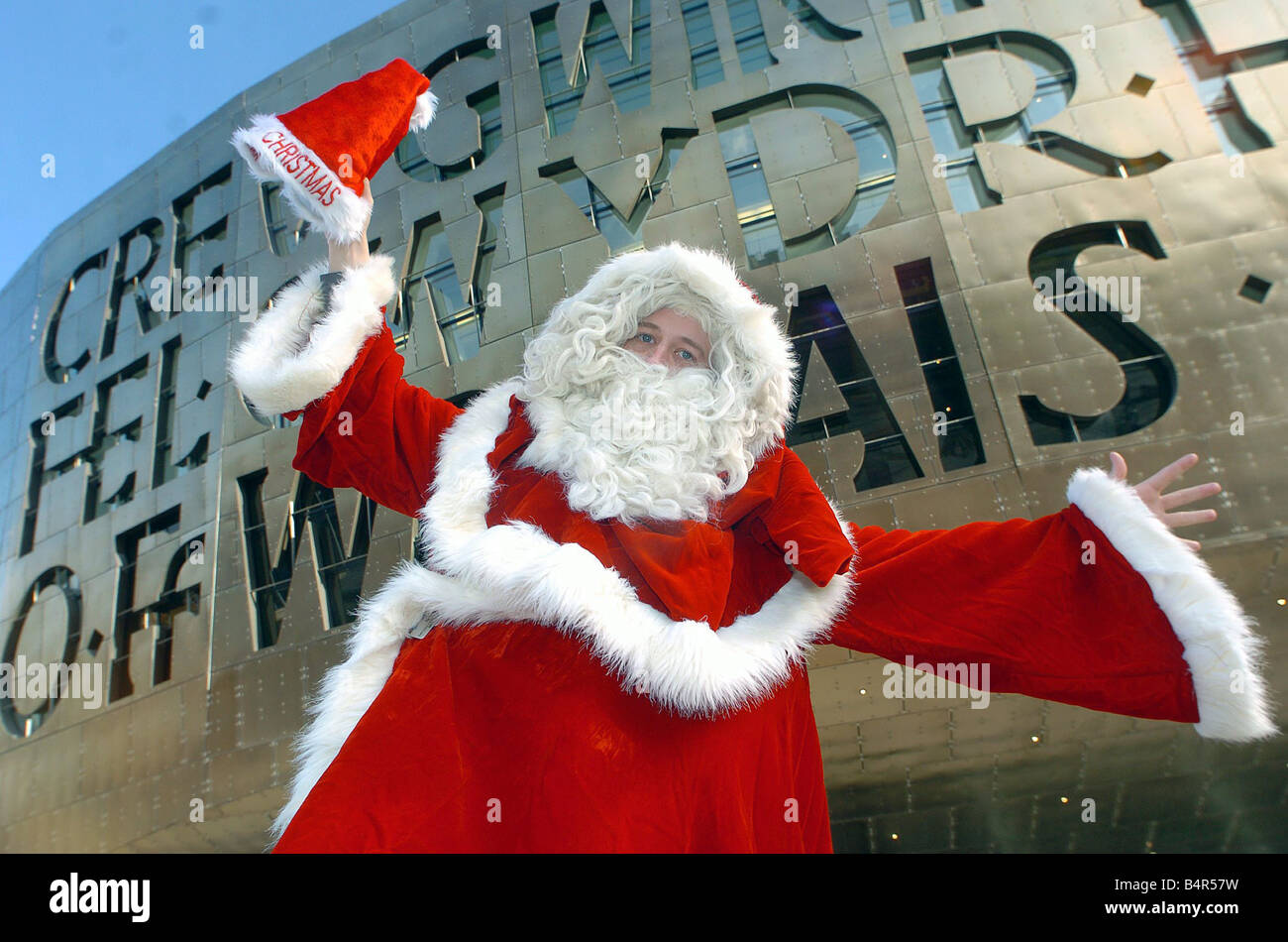 Santa Claus flog vom Nordpol zu appellieren außerhalb der WMC in Cardiff Bay 9. November 2005 Stockfoto