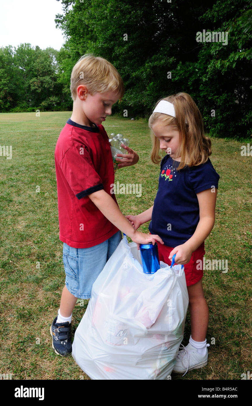 Jungen und Mädchen Abholung recycelbar Wurf in einem Park oder Feld Stockfoto