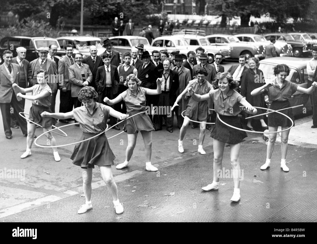 Hula hooping der letzte Schrei in Großbritannien getroffen hatten die Mädchen eine schwingen und ein wiegen sich im Lincoln s Inn Fields die Mädchen gehören W H Smith Netball Team Oktober 1958 Stockfoto