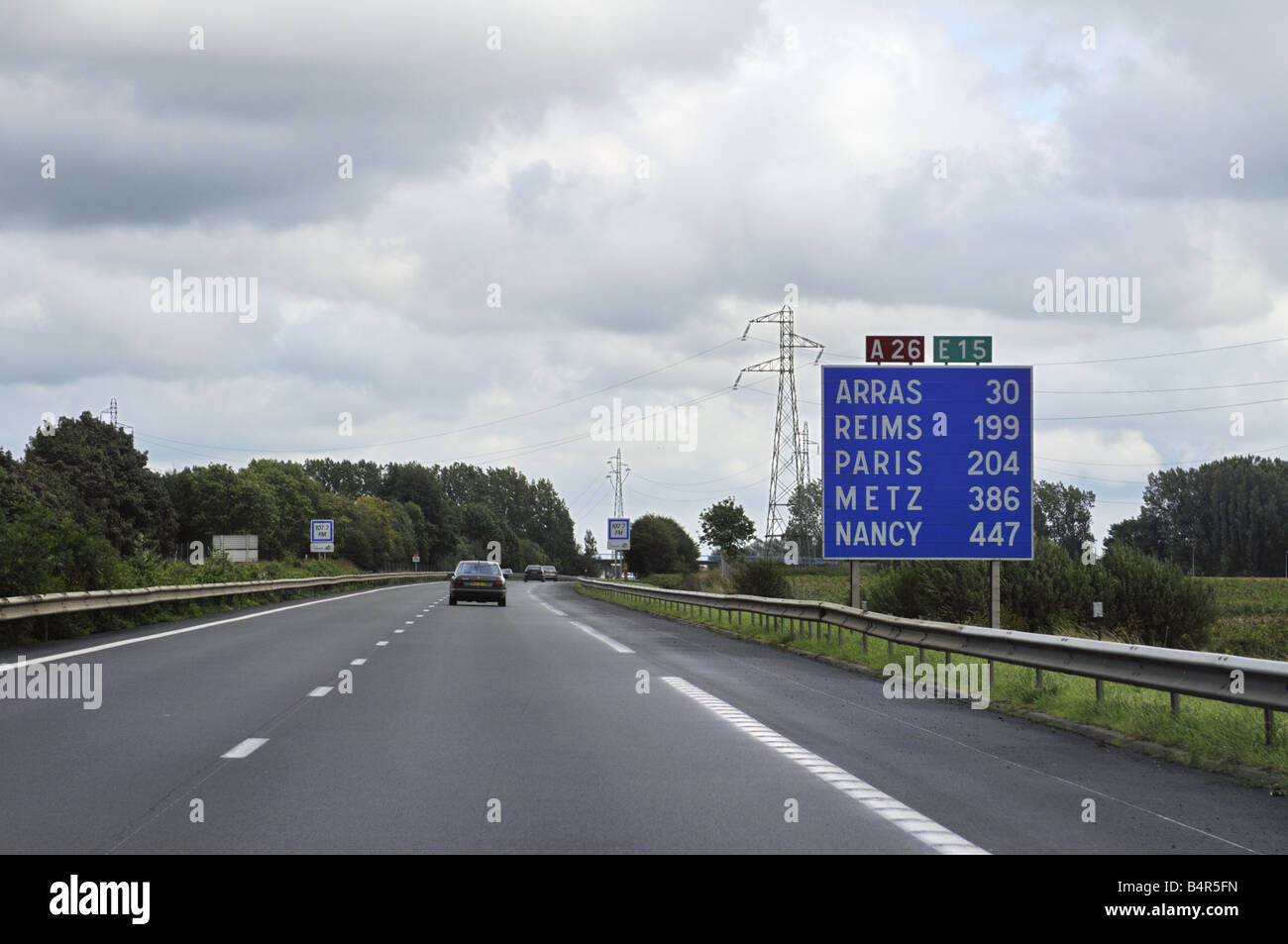 Französisch A26 Autobahn Abstand Zeichen für Arras Reims Pasis Metz und Nancy Stockfoto