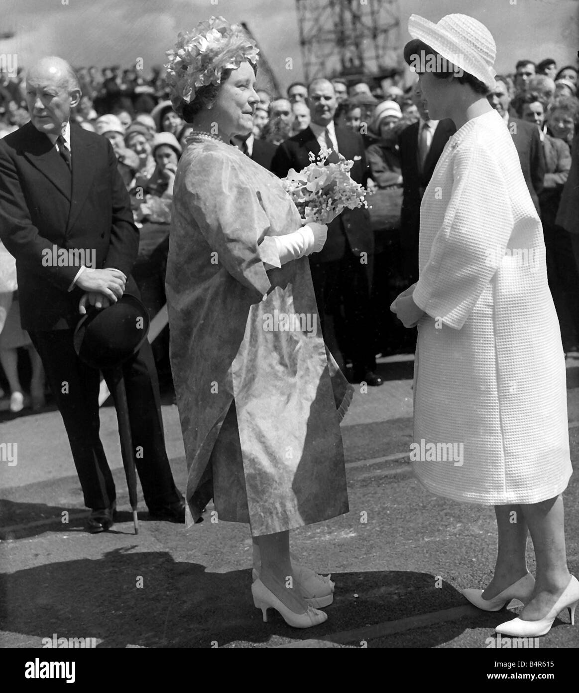 Königin Elizabeth die Königin-Mutter in der Region North East, die Northern Star im Jahr 1961 zu starten Stockfoto