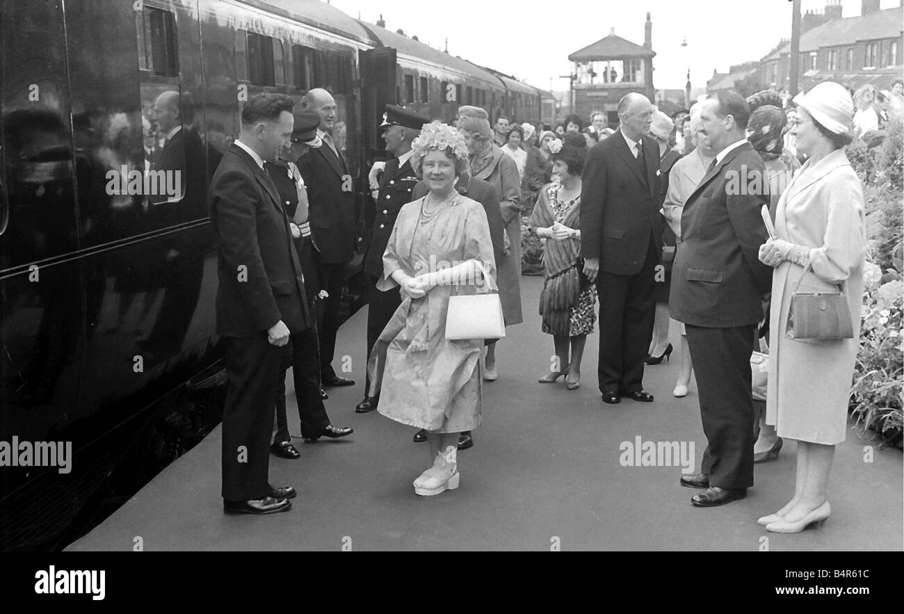 Königin Elizabeth die Königin-Mutter in der Region Nordost, die Northern Star im Jahr 1961 zu starten Stockfoto