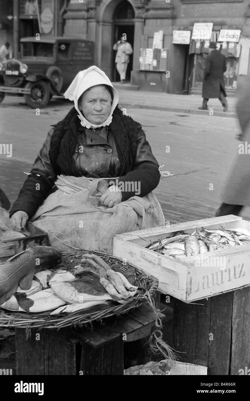 Szene aus Copenhagen s Fisch Markt unser Bild zeigt A Frau ausnehmen Fisch am Kai Dezember 1946 Stockfoto