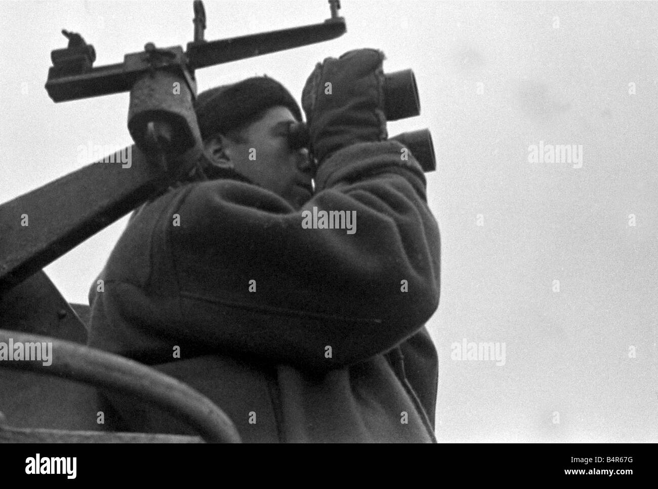 Das Leben an Bord einer Royal Navy Corvette eskortieren eines Konvois über den Atlantik auf der Höhe der U Boot Offensive gegen das Vereinigte Königreich unser Bild zeigt A Seemann auf der Suche nach feindlichen Flugzeugen Stockfoto