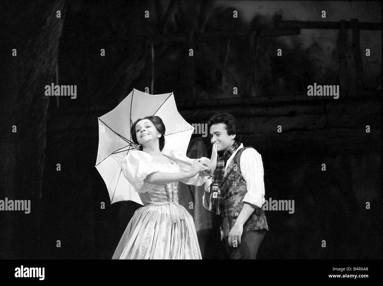 Ileana Cotrubas als Adina und Jose Carreras als Nemorino in L Elisir D Amore am Royal Opera House Covent Garden Dezember 1976 Stockfoto