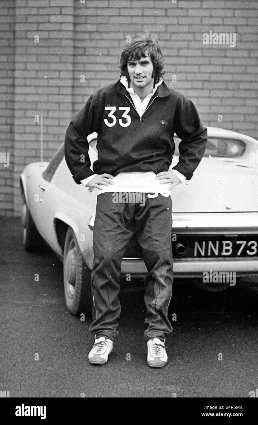 Manchester United star George Best stellt neben seinem Lotus Europa Auto  nach einer Trainingseinheit vor dem bevorstehenden Manchester-Derby  Dezember 1969 Stockfotografie - Alamy