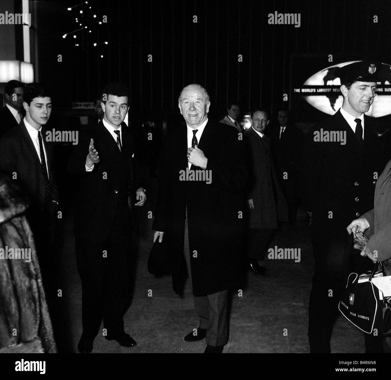 Manchester United Spieler nach Hause als Sieger nach dem Spiel gegen Benfica George Best, März 1966 Stockfoto