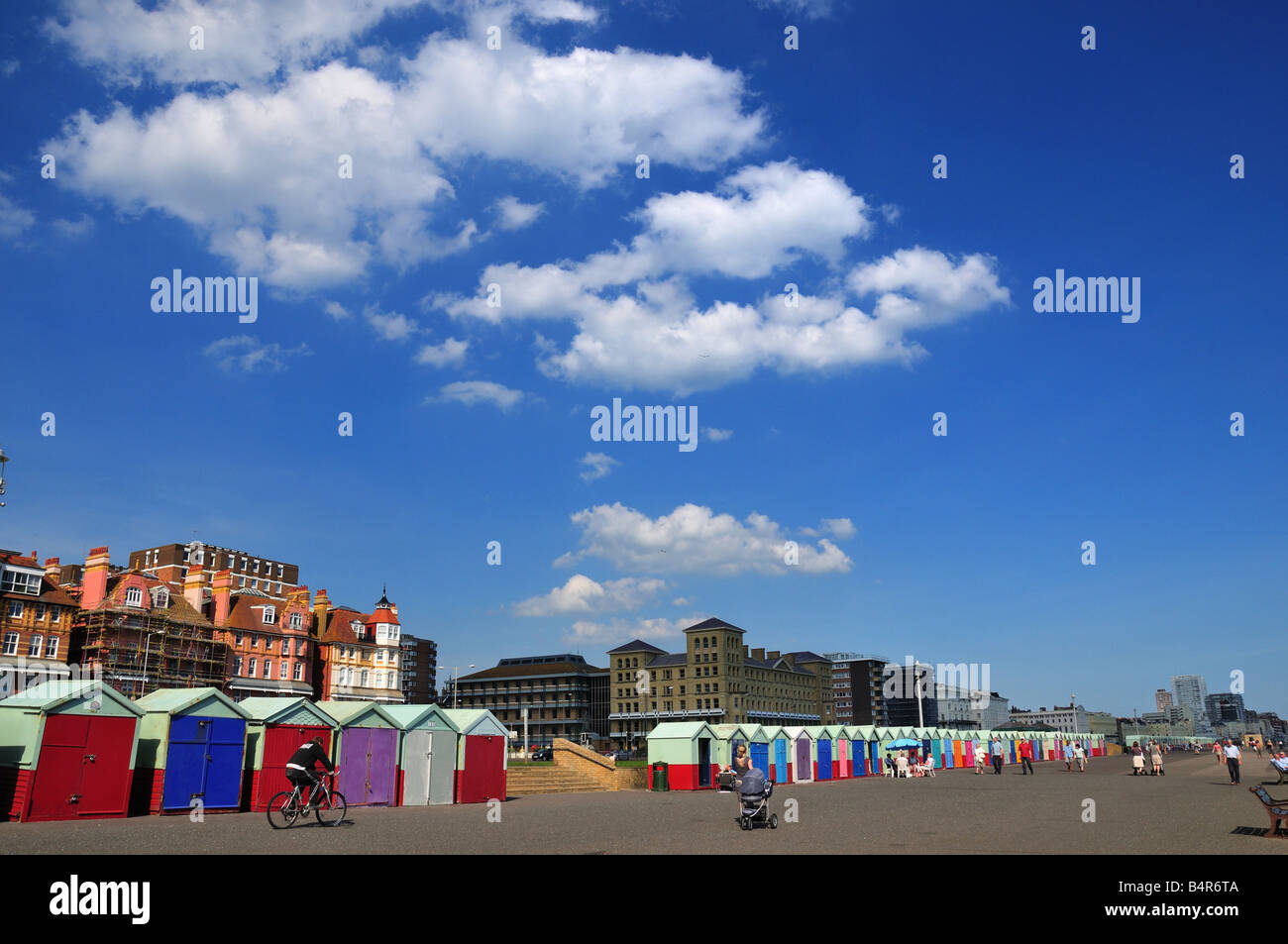 Hove Strandpromenade promenade mit bunten Strandhäuschen, East Sussex, England, GB Stockfoto
