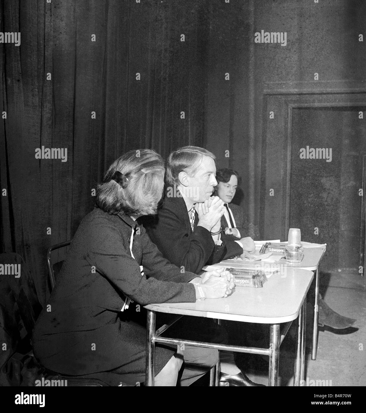 Kenneth Tynan Teilnahme an einer Aussprache am Royal Court Theatre über die Zensur nach Vereidigung im Fernsehen November 1965 Stockfoto