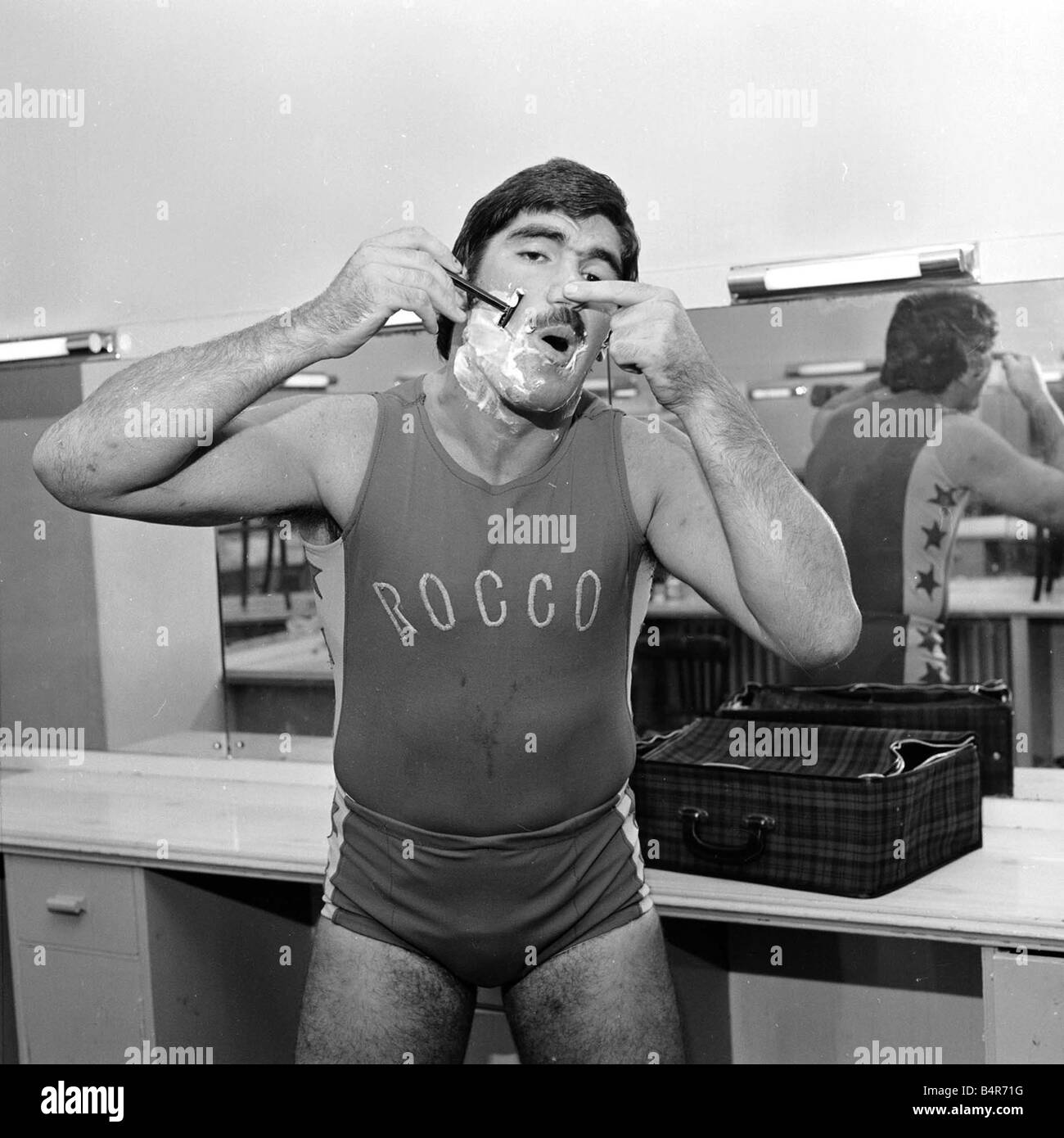 Wrestler Mark Rollerball Rocco gesehen hier nimmt eine Rasur vor einem Anfall November 1978 Stockfoto