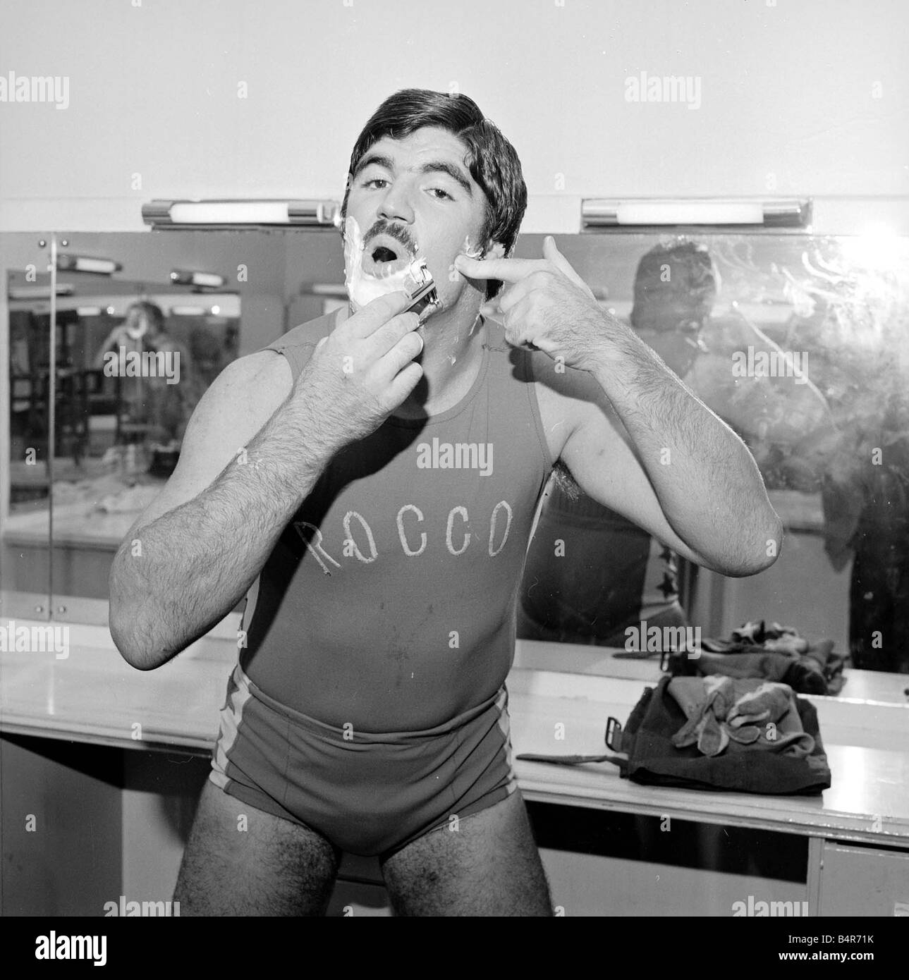 Wrestler Mark Rollerball Rocco gesehen hier nimmt eine Rasur vor einem Anfall November 1978 Stockfoto