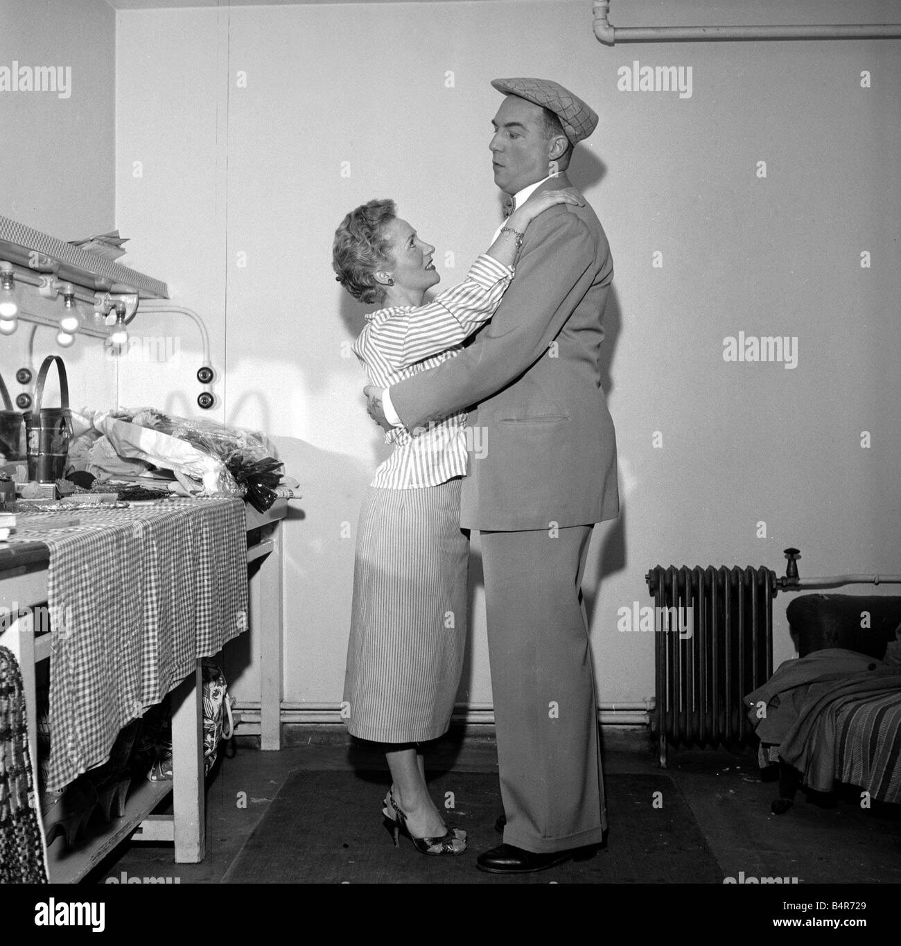 Schottischer Komiker Chic Murray mit seiner Frau und Komödie Partner Maidi Murray ihre Doppelpack wurde als The Tall Droll mit der kleinen Puppe September 1956 in Rechnung gestellt Stockfoto