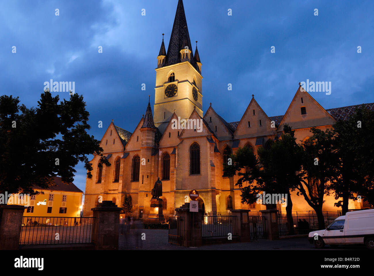 Evangelische Kathedrale in der Abenddämmerung am Piata Huet Hermannstadt Siebenbürgen Rumänien Stockfoto