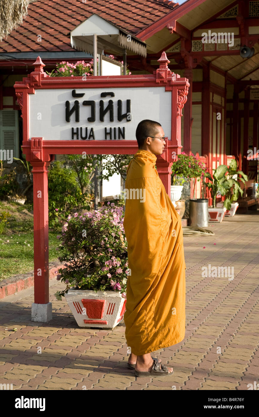 Mönch in der Nähe von Hua Hin Bahnhof Zeichen stehen. Thailand Stockfoto