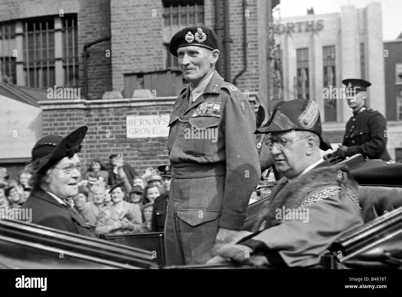 General Bernard Montgomery auf seinem Weg nach Lambeth nach dem ersten Weltkrieg 2. August 1945 Stockfoto