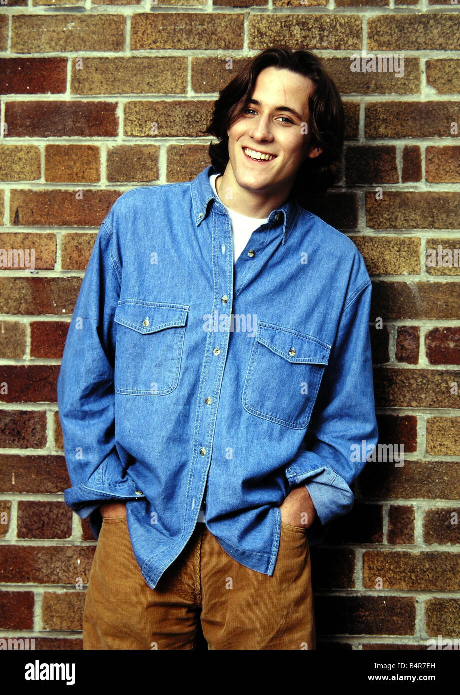 Hollyoaks Schauspieler Nick Pickard, Tony Hutchinson spielt, Dezember 2001  Stockfotografie - Alamy