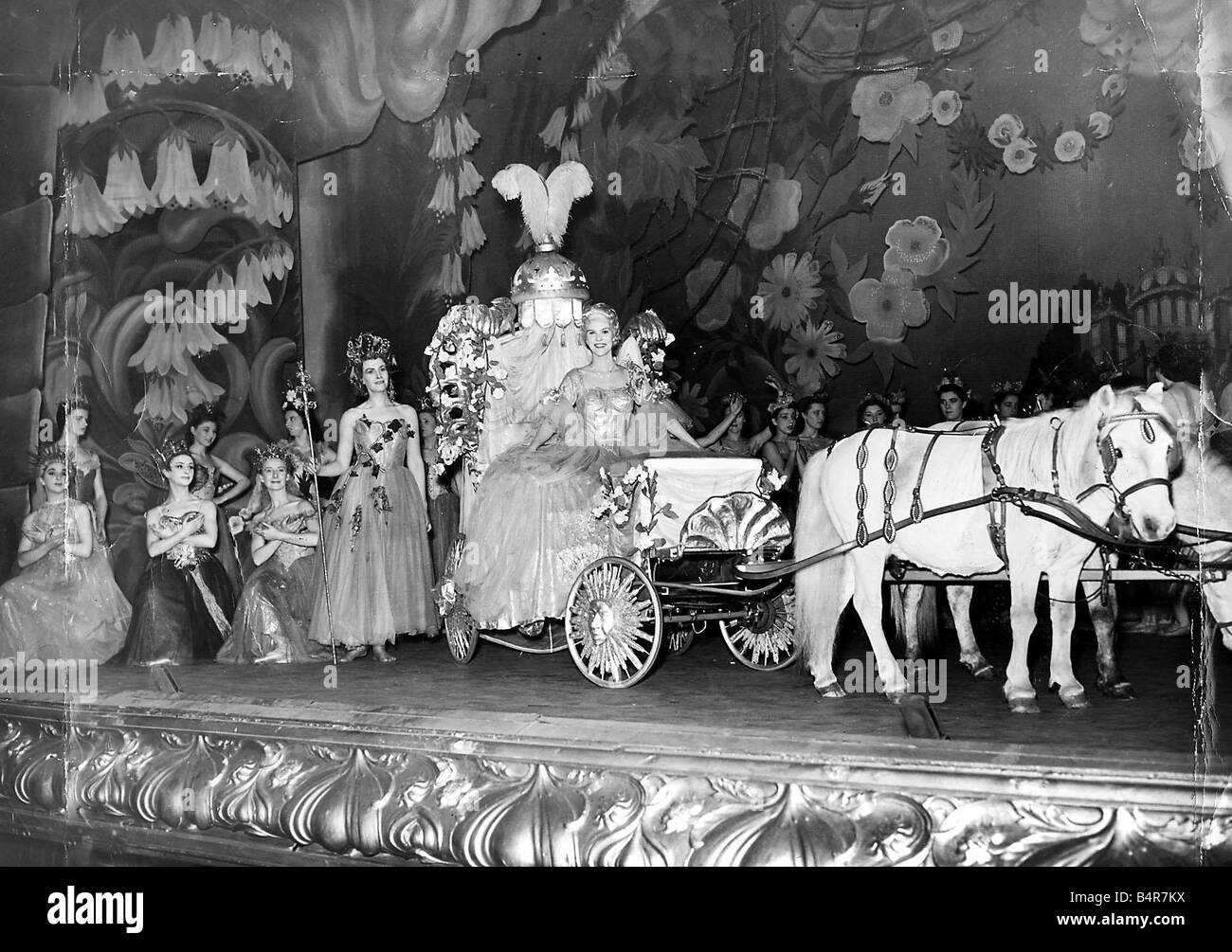 Die Märchen Kutsche durch weiße Ponys bewegt sich über die Bühne bei Newcastle s Theatre Royal mit June Clair spielt die Hauptrolle in der Produktion von 1953 Stockfoto